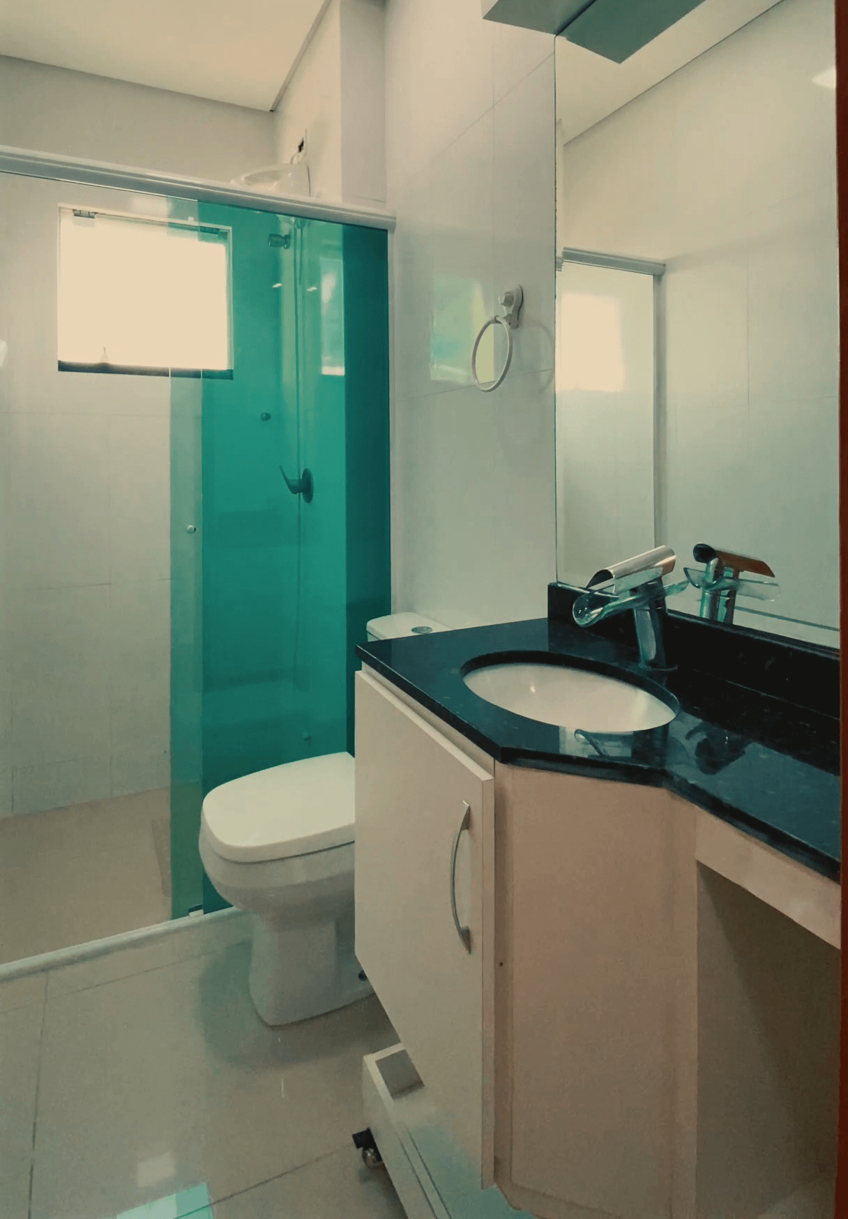 Box em blindex no banheiro do apartamento em Paranaguá