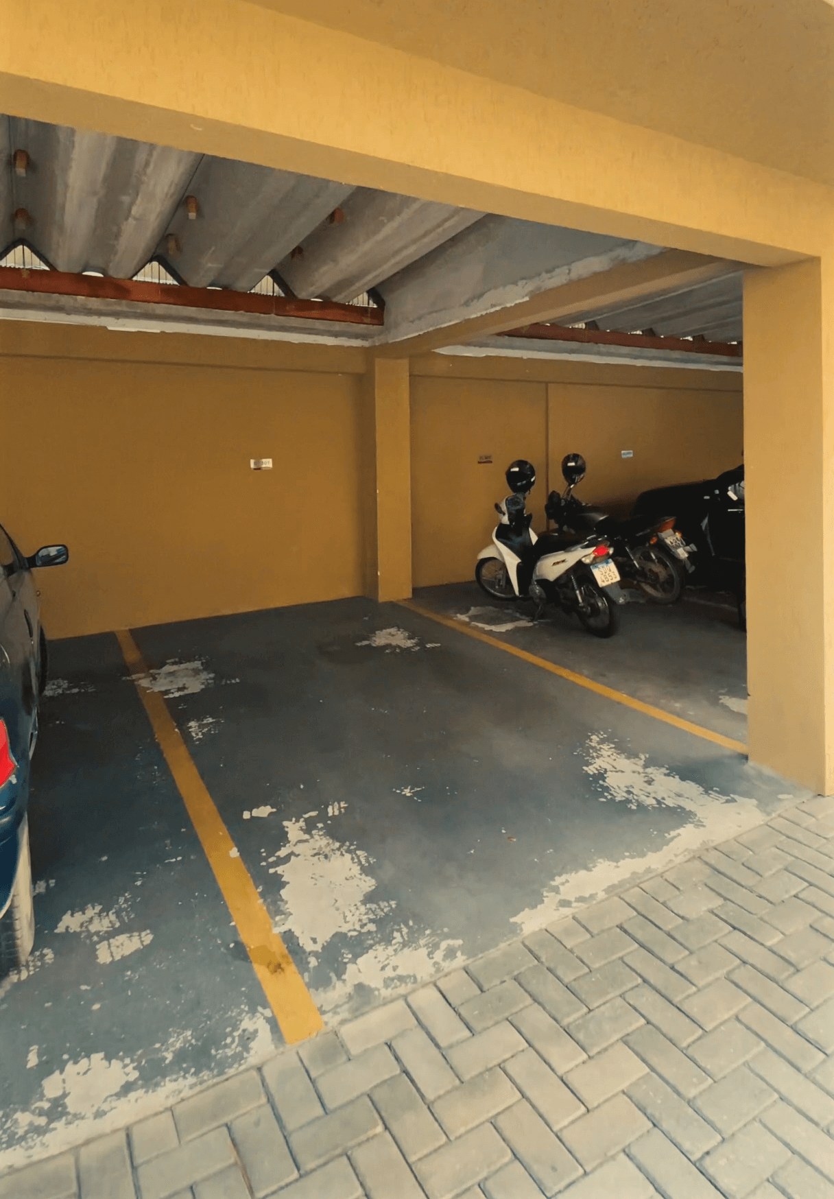 Garagem coberta do Eco Nature Residence em Paranaguá