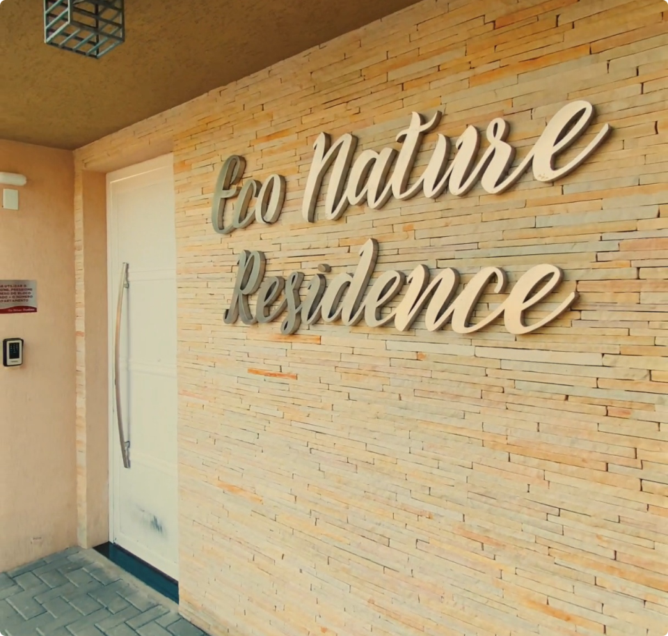 Portão de entrada do Eco Nature Residence em Paranaguá